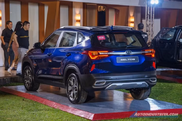Được thiết kế tại studio ở Hàn Quốc, Kia Seltos 2020 mang kiểu dáng vuông vắn với chắn bùn mở rộng, đầu xe hiện đại và lưới tản nhiệt "miệng hùm" cải tiến. Những trang bị ngoại thất đáng chú ý của mẫu SUV cỡ B này bao gồm đèn pha thanh mảnh, cản trước có thiết kế hình xương, đường chân kính hất lên ở cột D, đèn hậu LED và 2 ống xả.
