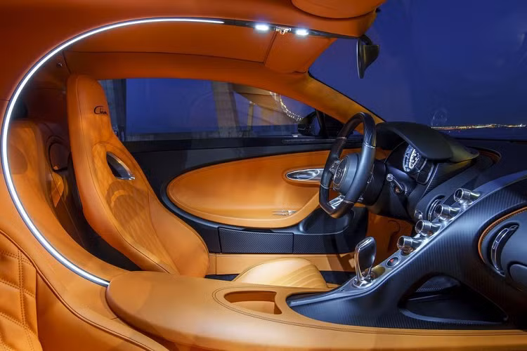 Bugatti Chiron Nội thất của Bugatti Chiron tỏ ra đơn giản hơn nhiều so với nhiều cái tên khác trong danh sách này, nhưng đó không phải là một khuyết điểm. Trong xe không hề có màn hình thông tin giải trí lớn và hàng tá nút bấm để làm bạn mất tập trung khỏi đường phố trước mắt. Tất cả hệ thống điều khiển đều đơn giản và có bố cục tao nhã.