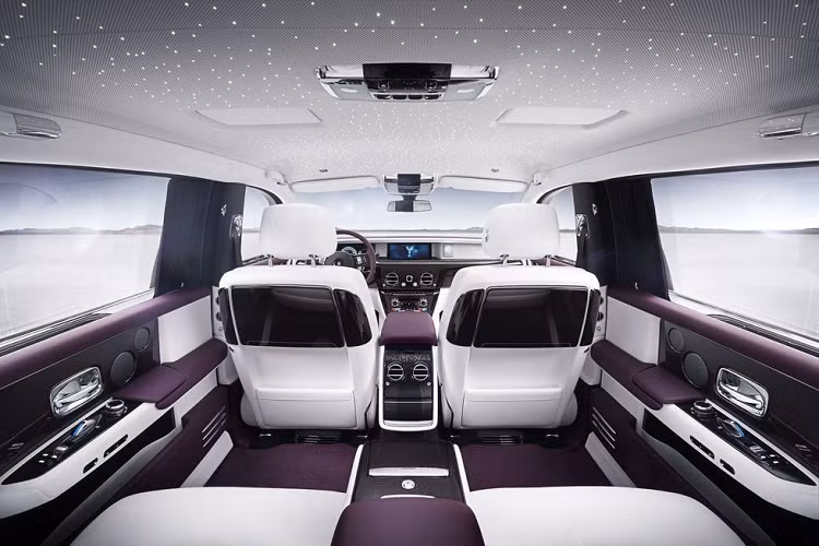 Rolls-Royce Phantom Được coi là chiếc xe ôtô sang trọng nhất trên thế giới đồng nghĩa rằng Rolls-Royce Phantom nhất định phải có một khoang nội thất hạng nhất, và điều này hoàn toàn chính xác. Mọi chi tiết trong nội thất xe đều được làm bằng chất liệu cao cấp, kết hợp cùng bố cục sắp xếp hợp lý để mang tới trải nghiệm dễ chịu nhất cho chủ xe.
