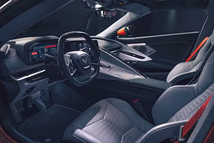 Chevrolet C8 Corvette Vô lăng hai chấu có thể là một chi tiết khiến người hâm mộ hoặc yêu hoặc ghét, nhưng từ vị trí ghế ngồi của người lái, nội thất của C8 Corvette mới mang tới cảm giác giống một khoang lái máy bay chiến đấu hơn là xe thể thao. Bảng đồng hồ kỹ thuật số cung cấp tất cả thông tin người lái cần, và một hàng dài các nút điều khiển ở giữa tách biệt người lái khỏi hành khách.