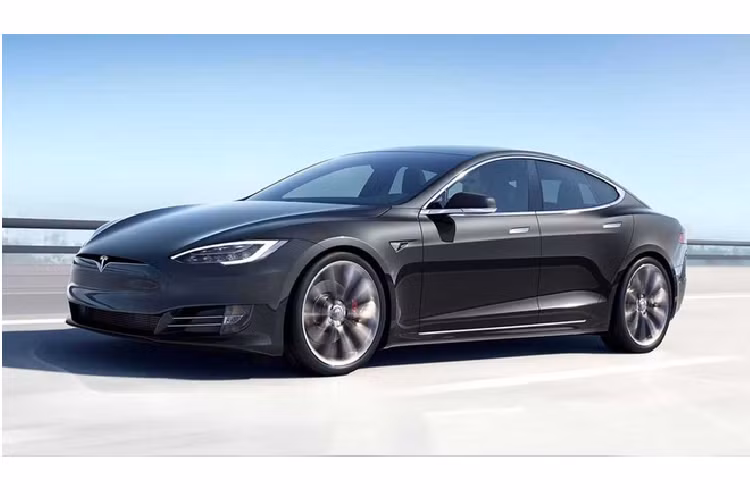 Ôtô điện tốt nhất: Tesla Model S. Ưu thế của xe điện Tesla là không thể phủ nhận. Mẫu xe Model S vẫn là hàng “hot” trên thị trường, không chỉ đứng đầu danh sách xe điện bền nhất mà còn ghi điểm an toàn tuyệt đối (5 điểm). Xe mất giá 61,5% sau 5 năm sử dụng, nghe có vẻ cao nhưng vẫn tốt hơn nhiều ôtô điện khác trên thị trường xe cũ.