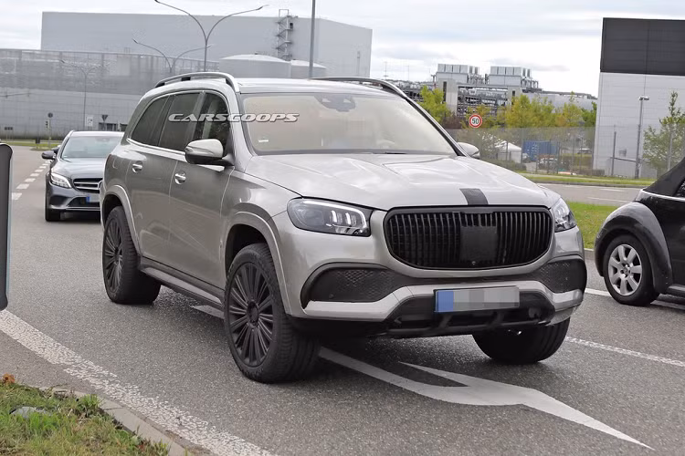 Là đối thủ cạnh tranh với Bentley Bentayga và Rolls-Royce Culinan, Mercedes-Maybach GLS 2020 sẽ chính thức trình làng vào ngày 22/11 tới. Điểm khác biệt so với GLS thường là lưới tản nhiệt thiết kế phá cách, mâm xe lớn sơn đen, gương chiếu hậu đặt cao và ống xả kép thể thao hơn.