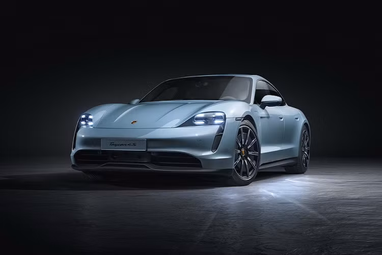 Porsche Taycan 4S là phiên bản thấp hơn Taycan Turbo và Turbo S. Mẫu xe này có giá thấp hơn 103.800 USD. Taycan 4S có sức mạnh 522 mã lực. Khách hàng có thể tùy chọn thêm gói Performance Battery Plus để tăng công suất lên hơn 563 mã lực. Porsche Taycan 4S có công suất thấp hơn 100 mã lực so với Taycan Turbo và 187 mã lực so với bản cao nhất Taycan Turbo S.