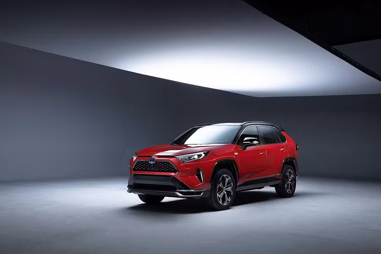 Toyota RAV4 mới sẽ có thêm phiên bản Plug-in Hybrid 2021. Hãng xe Nhật Bản khẳng định đây sẽ là chiếc RAV4 mạnh nhất hiện nay. Toyota RAV4 PHEV có một số thay đổi nhỏ so với bản tiêu chuẩn. Thông số kỹ thuật chưa được tiết lộ, nhưng chắc chắn hiệu suất của mẫu xe này sẽ vượt qua bản Hybrid, vốn có công suất 176 mã lực và mô-men xoắn 221 Nm.
