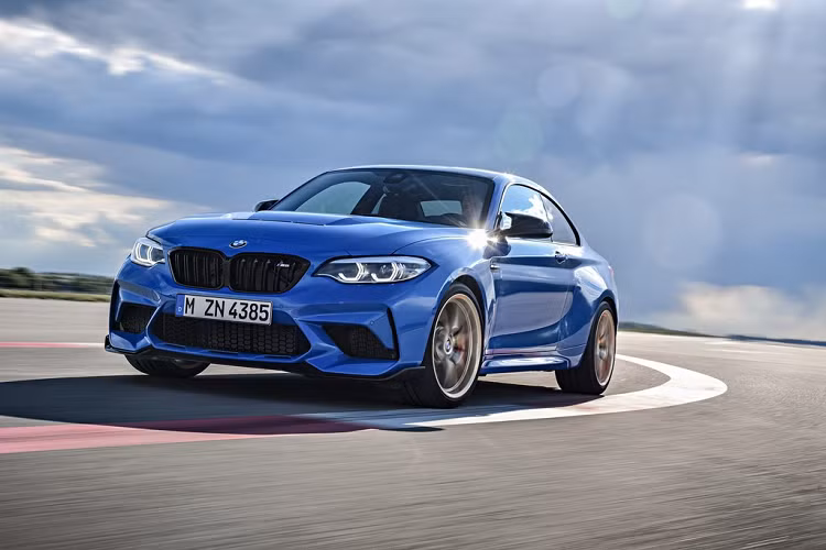 Cùng với M8 Gran Coupe và Cabriolet, BMW cũng sẽ trình làng mẫu xe thể thao BMW M2 CS. Xe sở hữu động cơ 6 xy-lanh TwinPower Turbo 3.0L, sản sinh công suất ước tính 444 mã lực và mô-men xoắn 550 Nm. Động cơ đi kèm với một hộp số sàn 6 cấp hoặc hộp số ly hợp kép 7 cấp. BMW M2 CS có thể tăng tốc 0-96 km/h trong 4 giây trước khi đạt tốc độ tối đa lên tới 280 km/h.