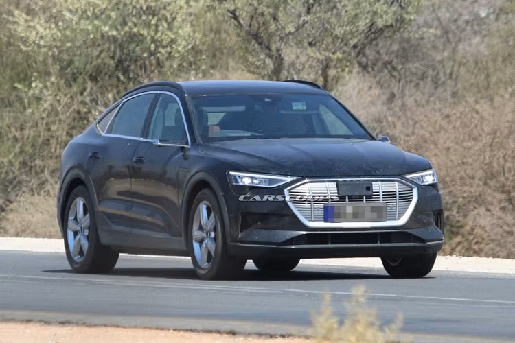 Mẫu xe chạy điện Audi e-tron Sportback là một trong những chiếc xe đáng chú ý tại LA Auto Show 2019. Đây là phiên bản Coupe của chiếc SUV Audi e-tron. Phần đầu xe có thiết kế tương tự mẫu xe anh em, nhưng phần đuôi của e-tron Sportback theo kiểu fastback. Xe trang bị 2 động cơ điện, cung cấp công suất kết hợp 355 mã lực, tăng lên mức 402 mã lực khi ở chế độ Boost Mode.