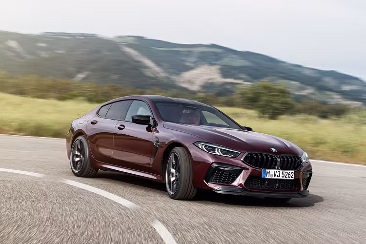 Hai phiên bản thể thao của 8-Series là BMW M8 Gran Coupe và Cabriolet sẽ trình làng tại Triển lãm Los Angeles 2019 trước khi bán ra tại Mỹ vào năm sau. BMW M8 Gran Coupe và Cabriolet được trang bị động cơ V8 4.4L tăng áp kép, sản sinh công suất 592 mã lực và mô-men xoắn 750 Nm.