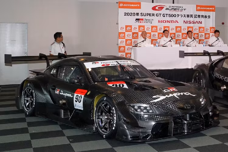 Mẫu xe Toyota Supra mới này được mang tên Supra GT500-spec sắp ra mắt nhằm cạnh tranh tại các cuộc đua trong khuôn khổ giải đua Super GT nổi tiếng của Nhật Bản vào mùa tới. Đây là lần đầu tiên chiếc xe được trưng bày tại trường đua Suzuka Circuit cùng các đối thủ của nó.