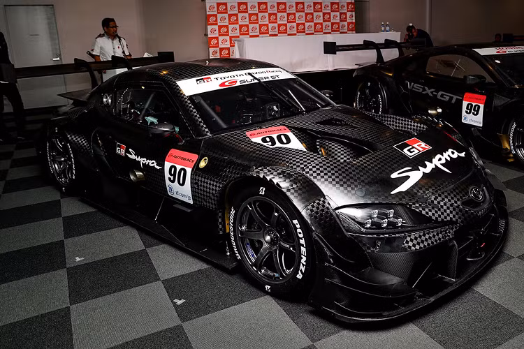Để đáp ứng các quy định mới của Class 1, Toyota GT500 Supra mới này đã loại bỏ động cơ tăng áp 3.0 lít của BMW và thay bằng một động cơ turbo 2.0 lít có thể sản sinh khoảng 670 mã lực.