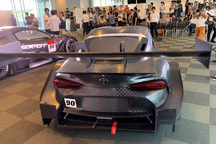 Tất nhiên, các đối thủ khác cũng phải tuân theo quy định này như Acura NSX với động cơ đặt giữa cho phiên bản thương mại.