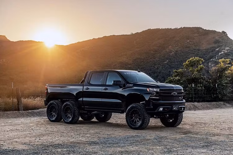 Goliath 6×6 của Hennessey thực ra đã từng được xem trước lần đầu vào năm 2018, xe được xây dựng dựa trên Trail Boss Z71 va mới đây là "quái vật" bán tải Chevrolet Silverado mới.