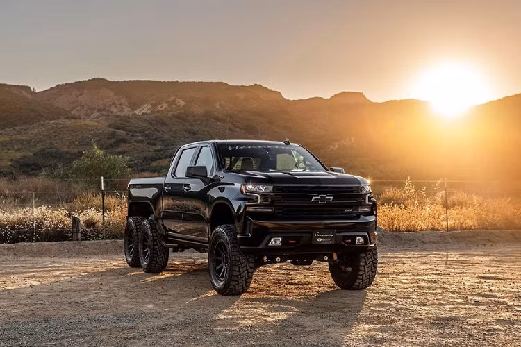 Bản độ Chevrolet Silverado 6x6 này được xây dựng đi kèm bộ chuyển đổi 6x6 với hệ thống treo hoàn toàn mới và một trục phụ bổ sung.