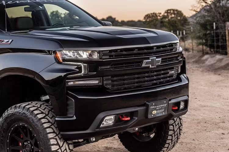 Hennessey sẽ chỉ chế tạo 24 chiếc Goliath 6×6 trên toàn thế giới và giá xe Chevrolet Silverado độ sẽ được bán ra từ 375.000 USD (tương đương khoảng 8,72 tỷ đồng).