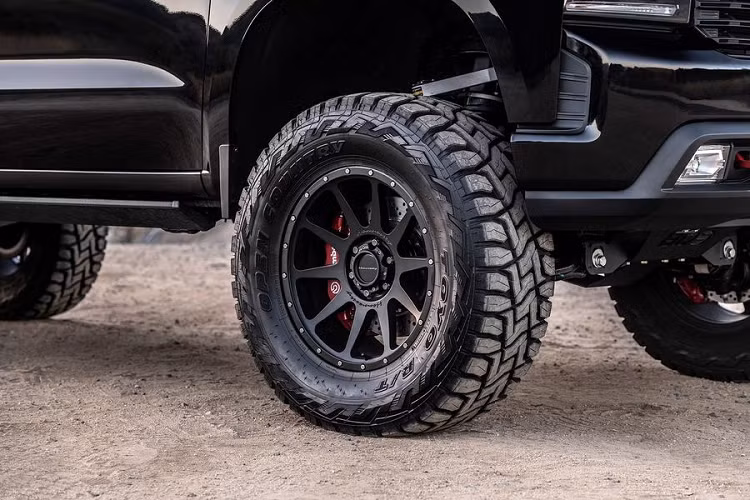 Cung cấp sức mạnh cho Goliath 6×6 là khối động cơ V8 6.2 lít của GM, có thể được nâng cấp thêm với bộ siêu nạp 2.9 lít của thương hiệu để đưa công suất lên tới 705 mã lực và mô-men xoắn cực đại 914Nm.
