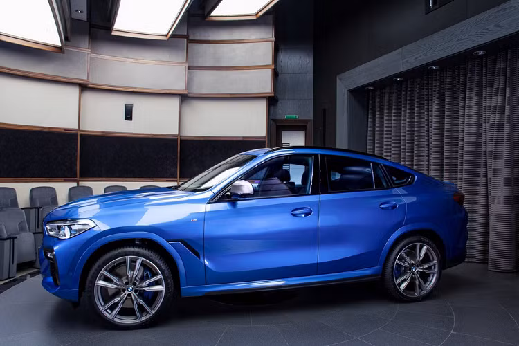 Những người hâm mộ thương hiệu BMW chắc chắn sẽ cảm thấy quen thuộc với màu xanh trên chiếc X6 M50i, đây chính là màu xanh được bắt gặp trên logo M Performance của hãng. Khách hàng cần bỏ thêm 550 USD nếu muốn sở hữu màu xanh Riverside Blue này trên phiên bản X6 thông thường, tuy nhiên tùy chọn này là miễn phí trên xe BMW X6 M50i mới.