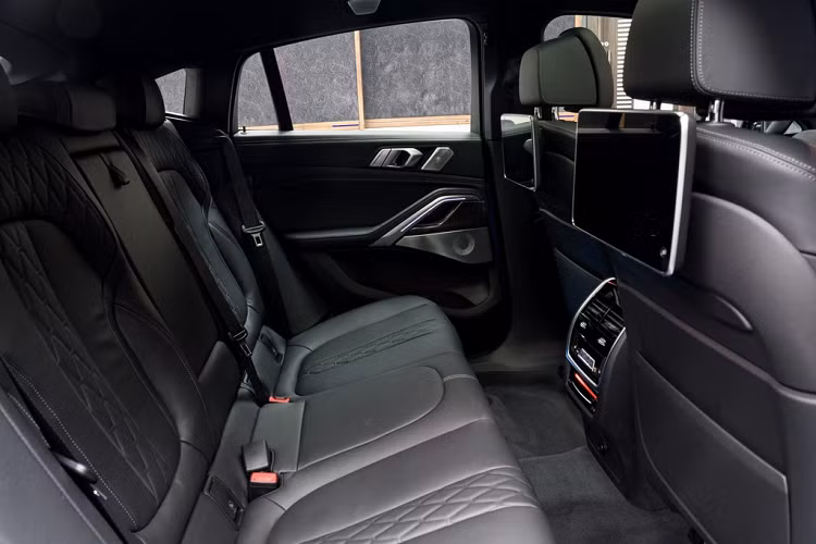 Hành khách ngồi hàng ghế sau trở nên thoải mái hơn nhờ hệ thống giải trí Rear-seat entertainment Professional. Hệ thống này có giá bán 2.200 USD (khoảng hơn 50 triệu đồng).