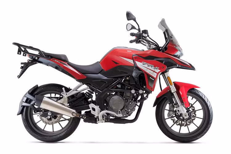 Sau thành công của dòng TRK 502, Benelli đã quyết định bổ sung thêm một mẫu xe adventure khác vào "gia đình" TRK, đó chính là dòng TRK 251. Mới đây, mẫu xe Benelli TRK 251 mới đã chính thức được bán tại thị trường Malaysia với mức giá thấp nhất là 3.313 USD, phiên bản ABS có giá bán 3.504 USD.