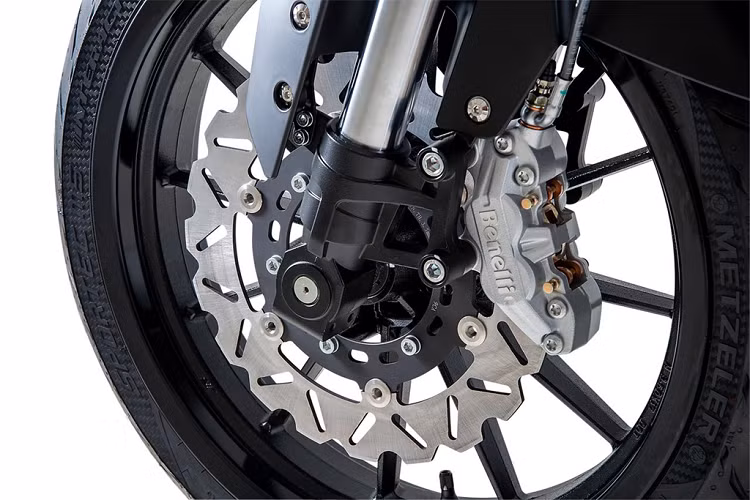 Benelli Leoncino 250 sử dụng hệ thống phanh trước sau tương tự người anh em TRK 251, phanh trước sử dụng má phanh 4 piston đối xứng kết hợp cùng đĩa phanh có đường kính lên đến 280 mm. Trong khi đó, phanh sau có đường kính 240 mm và chỉ sử dụng má phanh 1 piston.