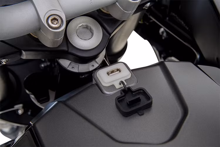 Xế phượt Benelli TRK 251 được trang bị động cơ xy-lanh đơn, dung tích 249 cc, 4 thì, DOHC, làm mát bằng dung dịch, cho công suất 26,8 mã lực tại 10.500 vòng/phút mô-men xoắn cực đại của xe không được Benelli đề cập. Sức mạnh được truyền đến bánh sau thông qua hộp số 6 cấp.
