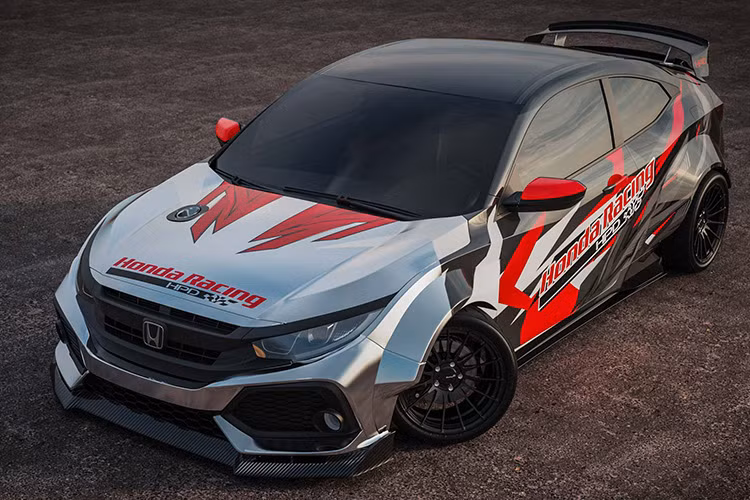 Người hâm mộ của Civic sẽ vui mừng khi Honda mang đến nhiều mẫu Civic đã được nâng cấp. Đầu tiên là bản độ dựa trên Civic Si sedan (thế hệ FC) đã được tinh chỉnh và sửa đổi lại hệ thống tăng áp, hệ thống nạp + giải nhiệt khí nạp (intercooler), ECU điều khiển động cơ, hệ thống ống xả và ngoại thất bắt mắt với body thân rộng,...