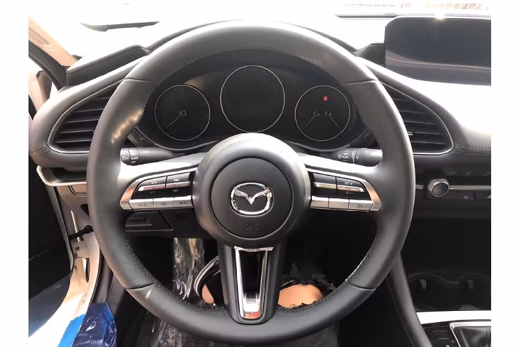 Cabin Mazda3 sedan tiêu chuẩn vẫn được trang bị hệ thống giải trí màn hình 8 inch, hỗ trợ kết nối USB/AUX/Bluetooth, dàn âm thanh 08 loa. Khởi động bằng nút bấm và chìa khoá thông minh, điều khiển hành trình, phanh tay điện tử chức năng giữ phanh AH. Để cắt giảm chi phí, Mazda đã trang bị ghế Nỉ cho phiên bản tiêu chuẩn, đi cùng với hệ thống điều hoà chỉnh tay.