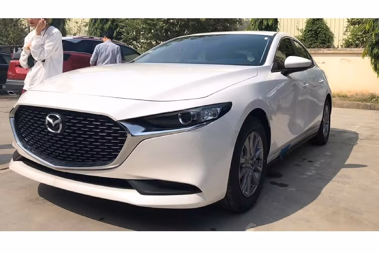 Khác với thế hệ trước, ở thế hệ mới của Mazda3, THACO Mazda đã mở rộng ra nhiều phiên bản trên Mazda3 All-New để đáp ứng nhiều nhu cầu sử dụng và tầm tiền mua xe khác nhau. Từ phiên bản Deluxe, Luxury, Premium, Signature Luxury và cao cấp nhất là Signature Premium có giá tiệm cận phân khúc D. C