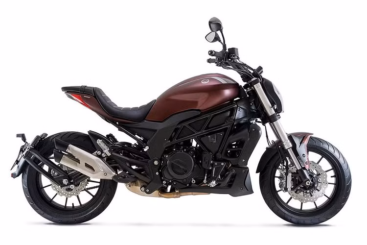 Nhìn sơ qua, Benelli 502C 2019 thì có thể nhận thấy nó sở hữu thiết kế khá giống mẫu xe đình đám Ducati Diavel của nhà sản xuất môtô Ý. 