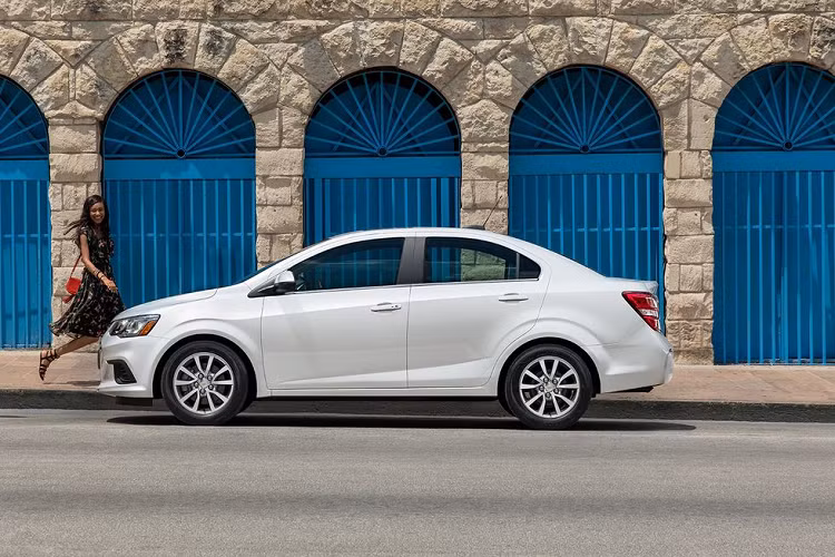 Chevrolet Sonic Sedan 2019 – 16.295 USD. Bản sedan của Chevy Sonic không đắt, rẻ hơn bản hatchback tới 2.600 USD. Hộp số sàn 5 cấp là trang bị tiêu chuẩn. Bạn phải chi thêm 1.600 USD nếu muốn hộp số tự động 6 cấp. Xe dẫn động cầu trước, sử dụng động cơ 1.4L 4 xi-lanh thẳng hàng, cho công suất 138 mã lực, mô-men xoắn 200 Nm, tiêu hao nhiên liệu hỗn hợp 7,5 lít/100 km.