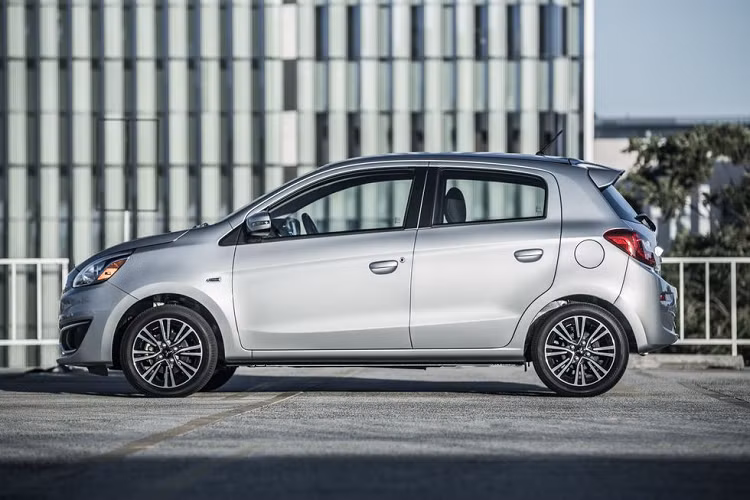 Mitsubishi Mirage Hatchback 2019 – 14.790 USD. Đây là một trong những mẫu xe rẻ nhất mà người mua có chìa khóa điều khiển từ xa, màn hình thông tin giải trí cảm ứng 7 inch hỗ trợ kết nối Bluetooth. Xe khá nhỏ với la-zăng 14 inch, không gian bên trong khiêm tốn, mức tiêu hao nhiên liệu hỗn hợp 6 lít/100 km. Hatchback sử dụng động cơ 1.2L, 3 xi-lanh, công suất 78 mã lực.