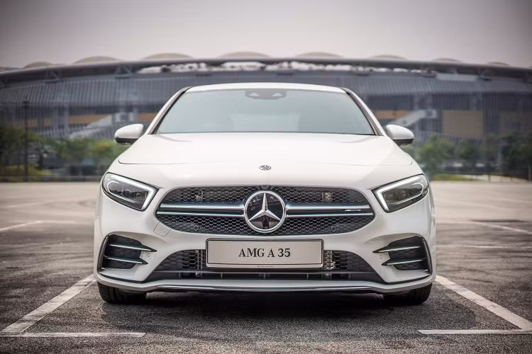 Ngoại thất của mẫu xe sang Mercedes-AMG A35 4Matic sedan vẫn mang thiết kế tương đồng với các phiên bản A-Class sedan thông thường với ngôn ngữ thiết kế ‘’Sensual Purity’’ mới. Tuy nhiên, ngoại hình A35 4Matic hầm hố và thể thao hơn.