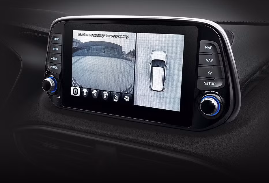 Đầu tiên, so với phiên bản quốc tế, SantaFe 2019 hoàn toàn mới khiến khách hàng Việt Nam khá nuối tiếc khi xe bị cắt bỏ Camera 360 độ, một trong những trang bị cần thiết cho ô tô hiện nay.