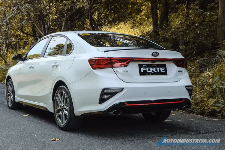 Tại thị trường Philippines, giá xe Kia Cerato 2019 bán ra từ 1,095 Php (tương đương khoảng 486 triệu đồng) cho bản chuẩn dùng động cơ 1.6L (không có tăng áp) 128 mã lực; bản GT cao cấp và mạnh mẽ hơn có giá từ 1,65 triệu Php (khoảng 732 triệu đồng).