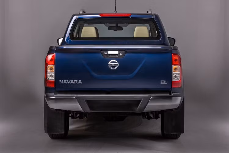 Để hỗ trợ người lái quan sát phía sau xe, Nissan Navara SL A-IVI được trang bị thêm camera lùi. Hình ảnh thu được từ camera được hiển thị trên màn hình trung tâm 8 inch giúp người lái có được tầm nhìn bao quát, tự tin thao thác, dễ dàng lùi và đỗ xe trong các khu vực đông đúc.