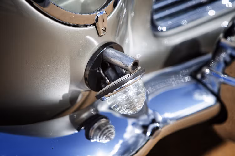 Súng sử dụng đạo cụ trên xe Aston Martin DB5 phiên bản Goldfinger