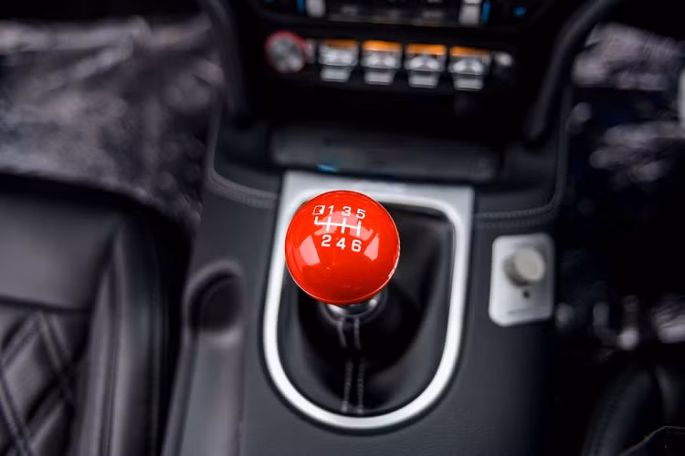 Danh sách tùy chọn thêm cho khách hàng cũng khá phong phú bao gồm hệ ống xả chủ động, các ốc hãm mới, bộ đĩa – má phanh từ Brembo, bộ mâm hợp kim 20-inch và một số nâng cấp ngoại thất khác.