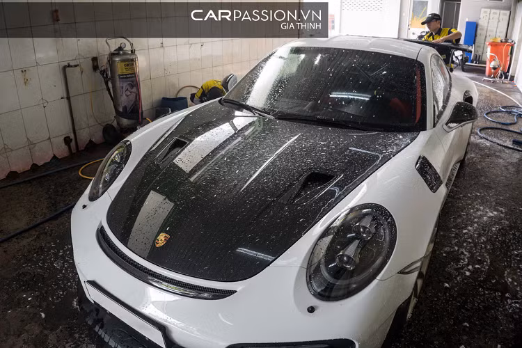 Bên cạnh đó, chiếc 911 GT2 RS màu trắng Carrera này gây ấn tượng với hàng loạt chi tiết ngoại thất làm từ sợi carbon như : nắp ca-pô, khe gió hông, gương chiếu hậu và hốc gió phía sau. Các chi tiết carbon có trọng lượng siêu nhẹ giúp cho 911 GT2 RS giảm thiểu tối đa “cân nặng”, tăng hiệu năng vận hành.