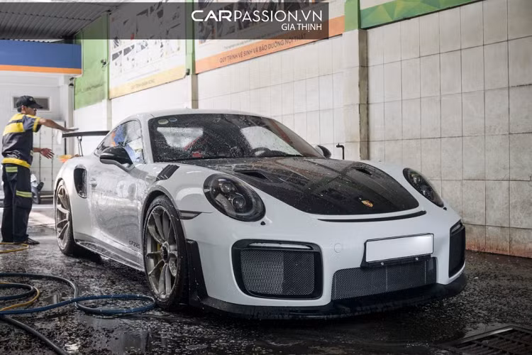Tại thị trường Việt Nam, giá xe Porsche 911 GT2 RS lên đến hơn 20 tỉ đồng và con số này sẽ tăng lên mức hơn 23 tỉ đồng nếu chủ nhân trang bị thêm gói nâng cấp Weissach Package cho xe, đối thủ trực tiếp của mẫu xe này là McLaren 720S và Lamborghini Aventador SVJ.