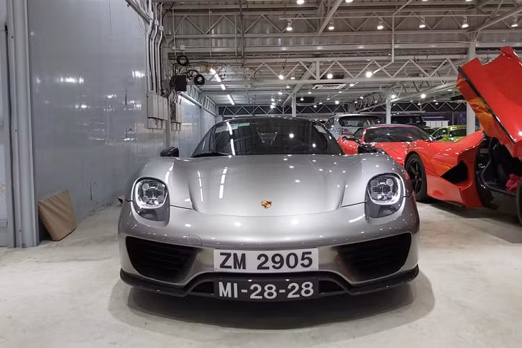 Xin thông báo rằng cùng với Ferrari LaFerrari và McLaren P1, Porsche 918 Spyder tạo thành bộ 3 siêu xe triệu đô hybrid đáng mơ ước cho giới nhà giàu trên thế giới sưu tập. Chỉ có 918 chiếc Porsche 918 Spyder được sản xuất