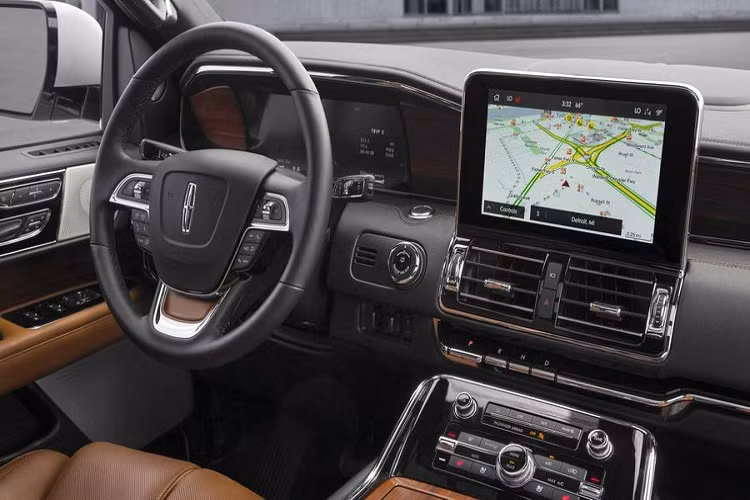 Ngoài ra, bộ an toàn Co-Pilot360 của Lincoln Navigator 2020 mới giờ đây được bổ sung thêm đèn pha chiếu xa tự động, hệ thống giám sát điểm mù, hỗ trợ tiền va chạm, cảnh báo va chạm, phát hiện người đi bộ...
