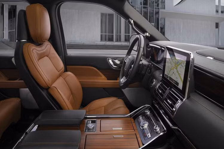 Thương hiệu xe sang Lincoln không đề cập đến các thay đổi trong hệ thống truyền động của Navigator 2020, điều đó có nghĩa là xe vẫn tiếp tục sử dụng động cơ EcoBoost V6 3.5 lít kết hợp hộp số tự động 10 cấp.