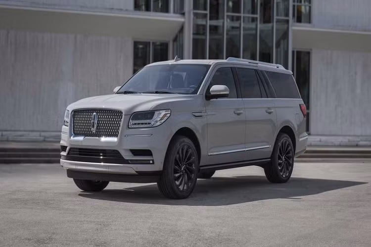 Đối với những người muốn có một chiếc Navigator 2020 phong cách hơn, độc quyền hơn, Lincoln sẽ cung cấp ba màu sắc ngoại thất mới (Monochromatic Package) là Pristine White, Ceramic Pearl, và Infinite Black.
