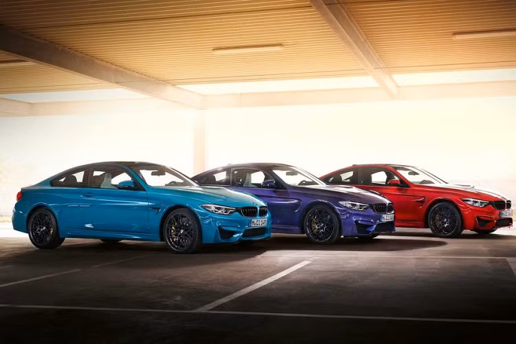 Theo đó, phiên bản đặc biệt BMW M4 Edition Heritage mới sẽ có mặt với ba màu sắc và đây cũng là ba màu đặc trưng trong dải màu của BMW M Division. Ba màu sơn màu phiên bản này sở hữu là xanh dương (Laguna Seca Blue), tím (Velvet Blue) và đỏ (Imola Red II). Mui xe sẽ được làm bằng nhựa đặc biệt gia cố sợi carbon (CFRP) cùng với đó là dải ba màu đặc trưng của bộ phận hiệu năng cao này.