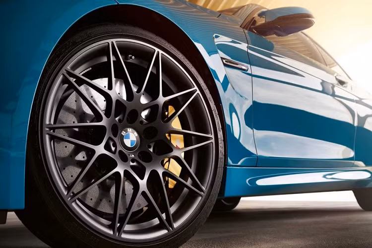 Sức mạnh được truyền đến bánh sau thông qua hộp số ly hợp kép 7 cấp, nhờ đó M4 Coupe có khả năng tăng tốc lên 100 km/h chỉ trong 3,6 giây trước khi đạt tốc độ giới hạn ở mức 255 km/h.