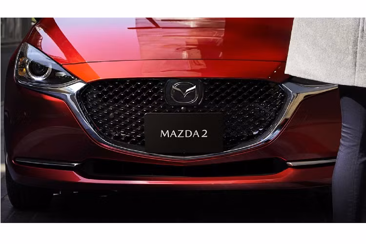 Đặc biệt, Mazda2 2020 đã được trang bị công nghệ đèn pha LED thích ứng (Adaptive LED) trên phiên bản cao cấp, sử dụng 20 bóng LED điều chỉnh chùm tia sáng một cách riêng lẻ, thông minh để không gây chói mắt người đi đường.