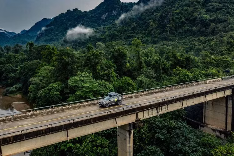 Được biết, không có can thiệp nâng cấp nào ở động cơ, bên dưới nắp ca-pô 3008 là động cơ 4 xy-lanh thẳng hàng dung tích 1.6L tăng áp cho công suất tối đa 165 mã lực tại 6.000 v/p và mô-men xoắn cực đại 245Nm đạt được tại dải vòng tua 1.400 – 4.000 v/p. Sức mạnh được truyền xuống cầu trước (FWD) thông qua hộp số tự động Tiptronic 6 cấp (6AT).