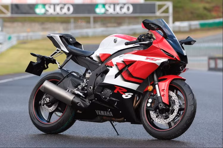 Mẫu siêu môtô Yamaha YZF-R6 chỉ ra đời sau đàn anh YZF-R1 đúng 1 năm. Dù "sinh sau đẻ muộn" so với người anh YZF-R1, nhưng chiếc sport bike này không hề kém cạnh về độ nổi tiếng cũng như sức mạnh.