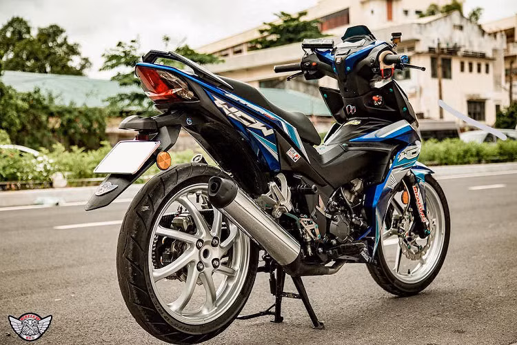 Việc trang bị ECU độ cũng đã phát huy tối đa hiệu năng của khối động cơ 150cc nguyên bản trên Winner, cũng như giúp việc canh chỉnh xăng gió để phù hợp với hệ thống xả độ trở nên dễ dàng hơn. Bên dưới lườn xe được gắn thêm một cây trợ lực Matris để nâng cao độ ổn định ở tốc độ cao.