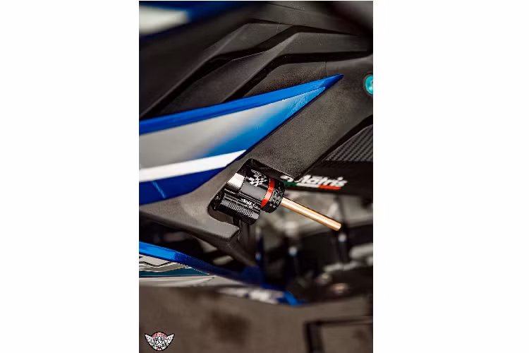 Để có thể gắn được mâm sau NSR150 SP, bộ gắp đơn của mẫu sportbike 2 kỳ này cũng đã được "phẫu thuật" vào cho Winner 150. Dù thay đổi tới kết cấu, nhưng độ an toàn và cảm giác lái của chiếc xe vẫn hoàn toàn không bị ảnh hưởng - thậm chí còn vượt trội hơn so với Winner nguyên bản nhờ cây phuộc Nitron monoshock và lốp bám đường Metzeler Sportec.