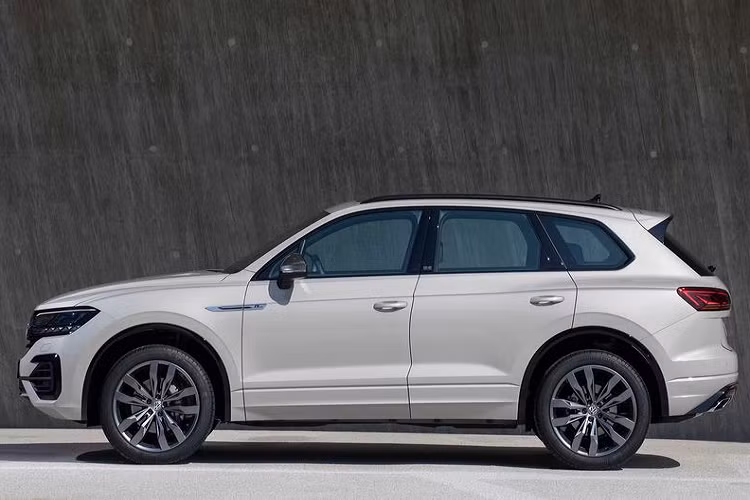Khách hàng cũng có thể đặt thêm tùy chọn là gói ngoại thất R-Line Black Style cho Touareg ONE Million, gói này bao gồm cả vỏ gương chiếu hậu màu bạc.