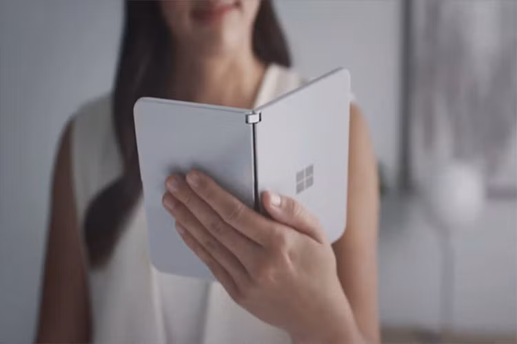 Microsoft ra mat dien thoai Surface Duo hai man hinh chay Android-Hinh-2